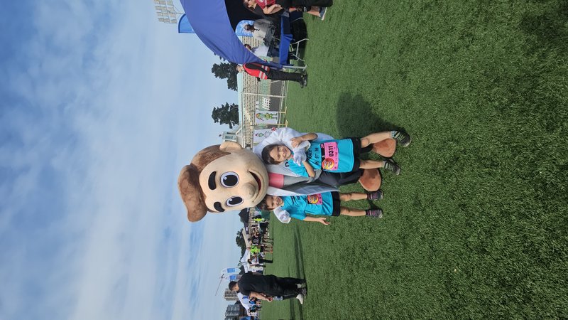 Dr. Titán con dos niños