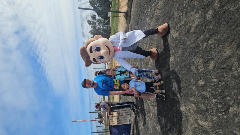 Dr. Titán con familia con dos niños