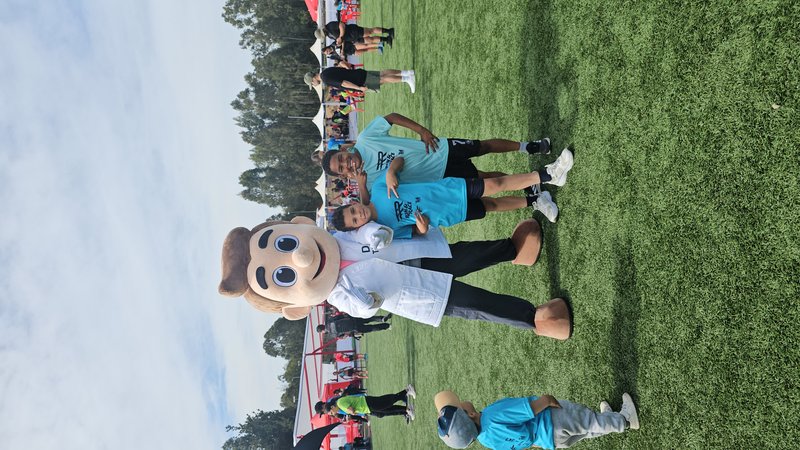 Dr. Titán con dos niños felices