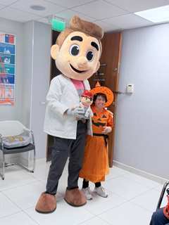 Dr. Titán dando abrazo